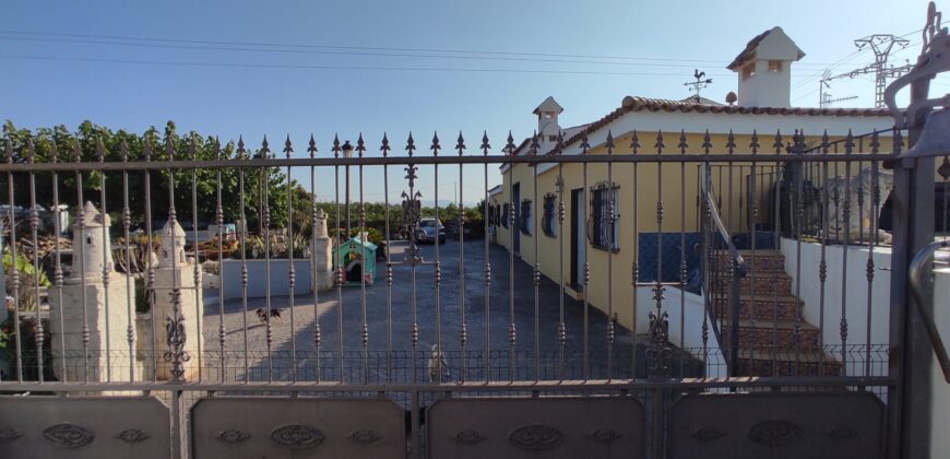 GRAN FINCA CON 2 CHALETS + NAVE Y ALMACÉN